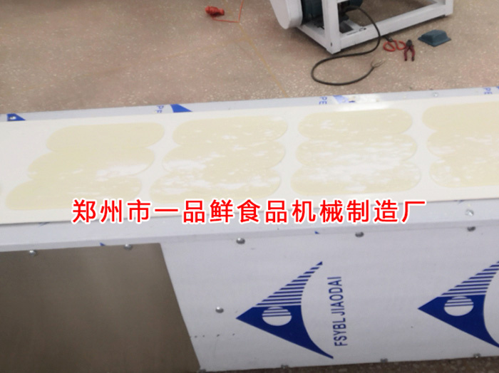 按客戶(hù)要求調(diào)試設(shè)備生產(chǎn)出的燴面片