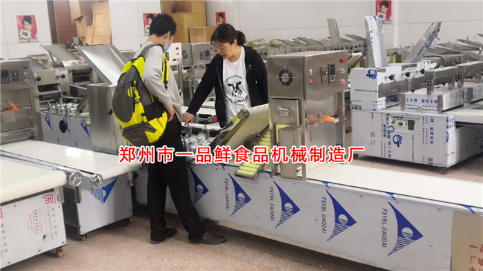 客戶(hù)考察7型燴面機(jī)